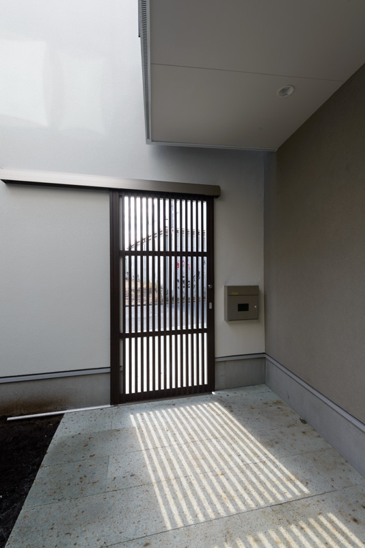 神奈川県藤沢市　おしゃれでデザイン性のある造作扉
