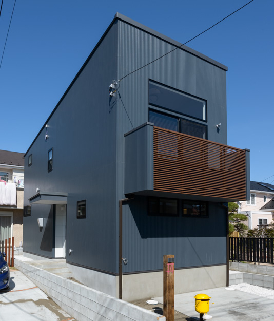 藤沢市　サイディング外壁とガルバリウム屋根のデザイン住宅