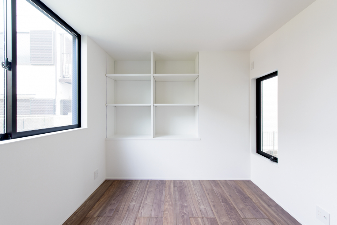 本棚のある洋室