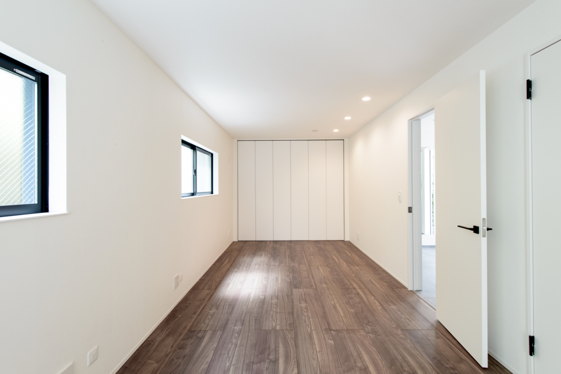 将来は2部屋に仕切れる広々とした洋室