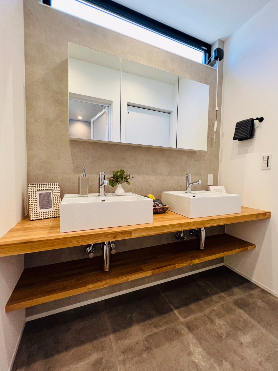 ロングカウンターの2ボール洗面台