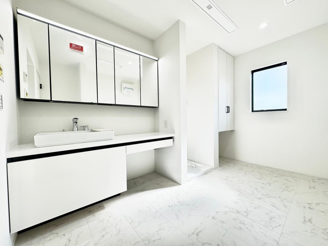 清潔感のある白を基調にした洗面脱衣室