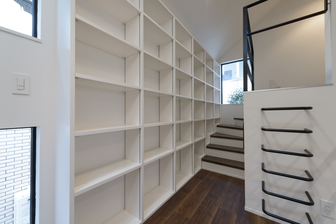 本棚広がる中二階