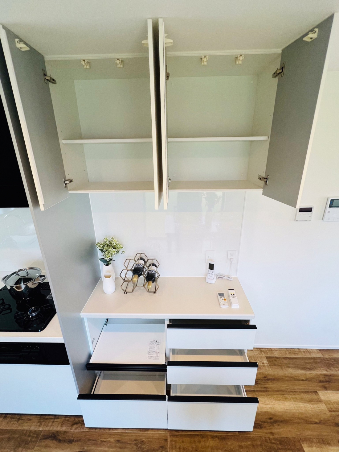 収納がたっぷりできるキッチンボード