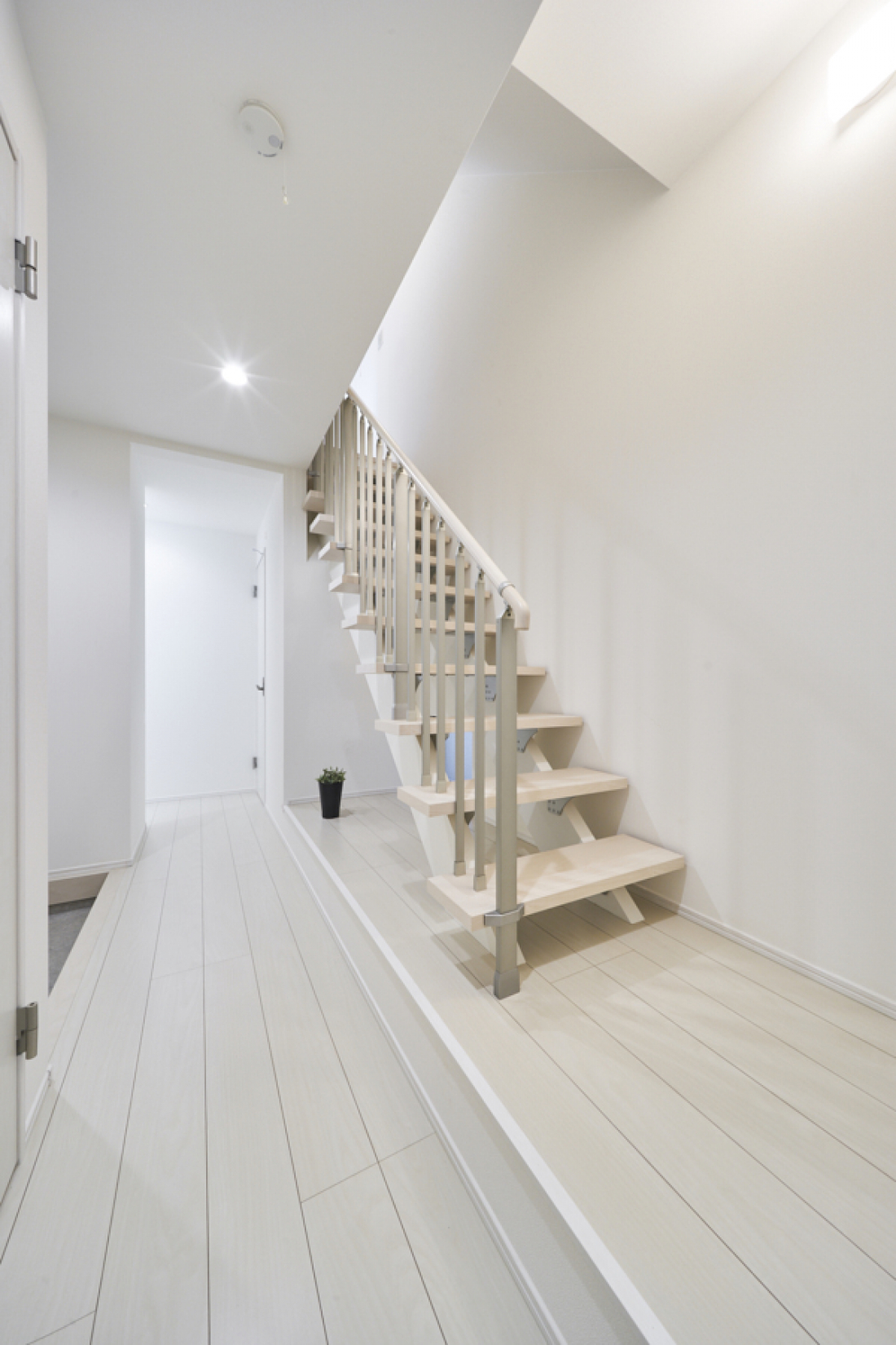 白をベースとした玄関