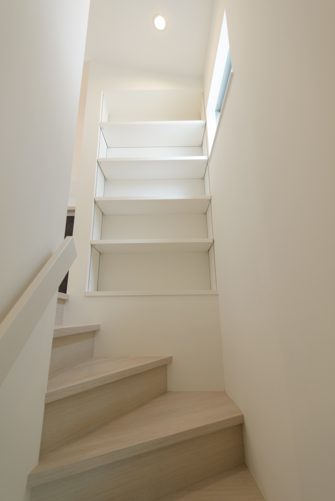 おしゃれな階段　ニッチ収納