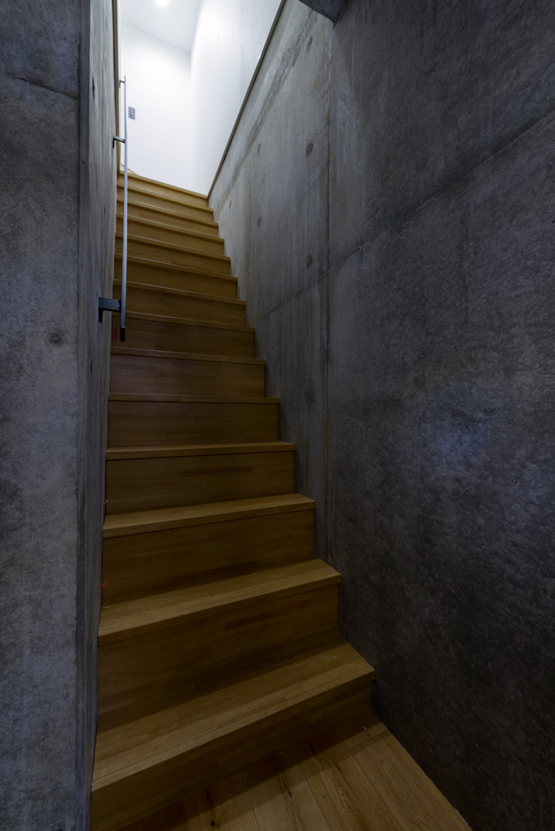 重厚感のある地下階段