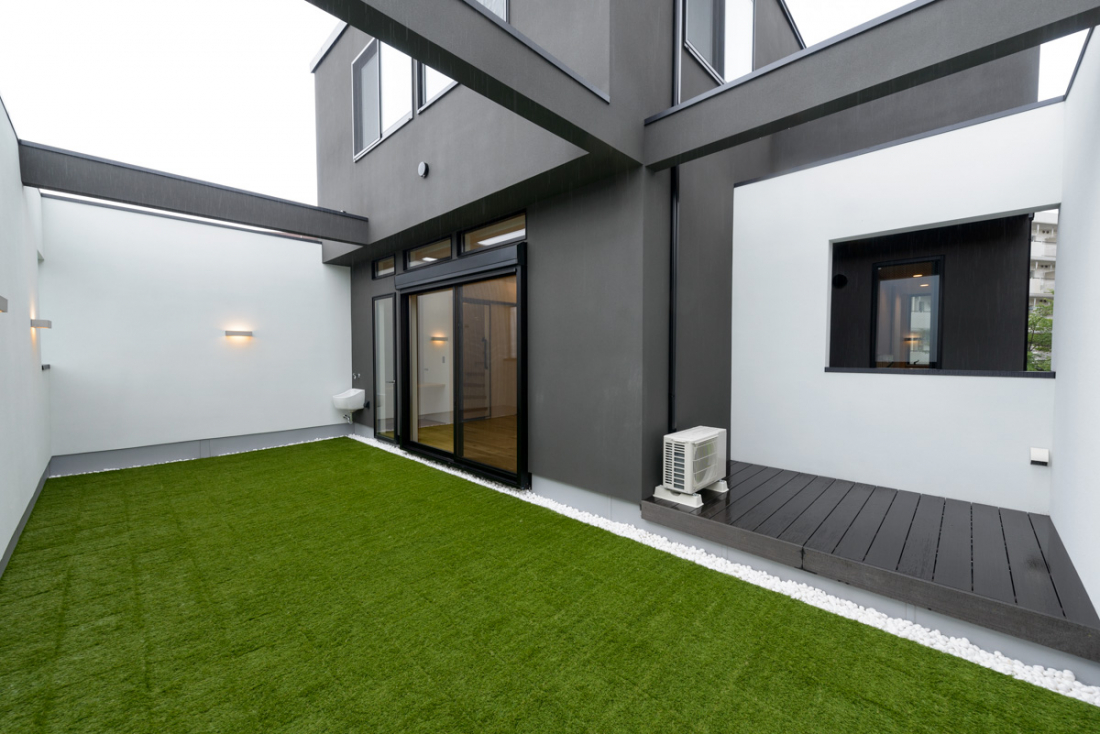 お子様も安全な人工芝のバルコニー