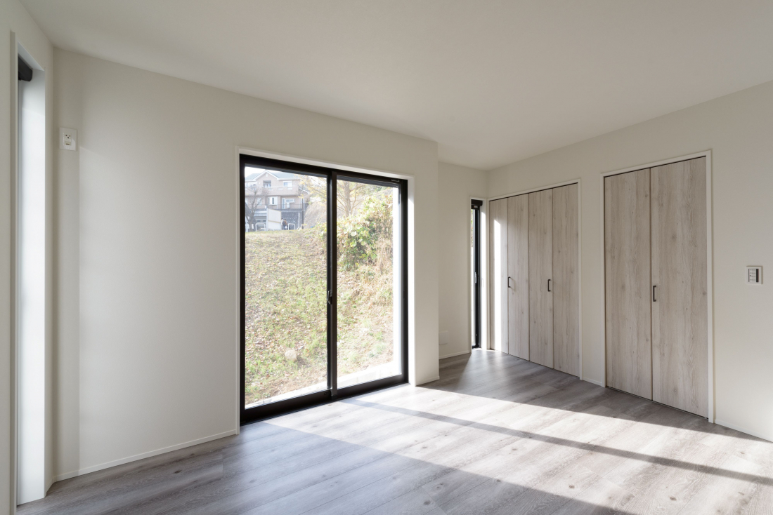 落ち着いたトーンの寝室