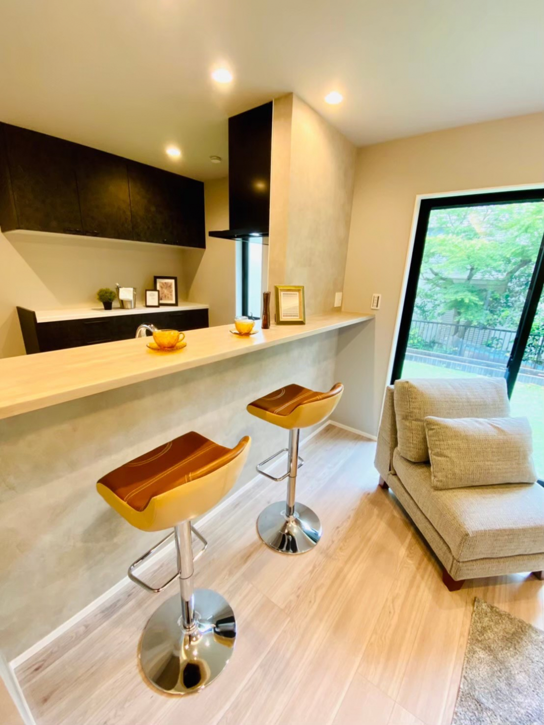 Barのような空間を演出する対面キッチン