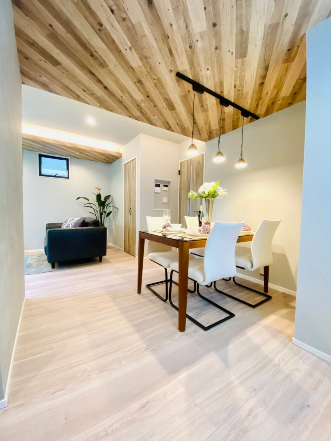 木目がアクセントのダイニング