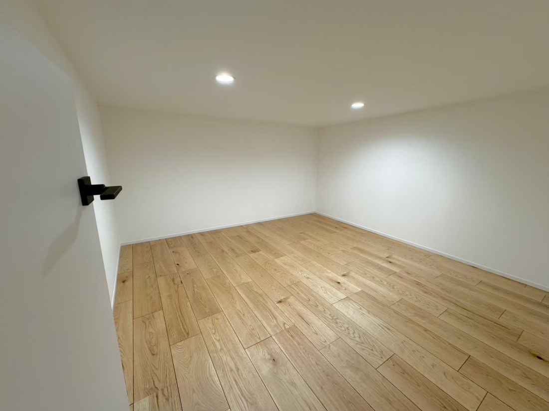 宅配ボックス完備の玄関ポーチ