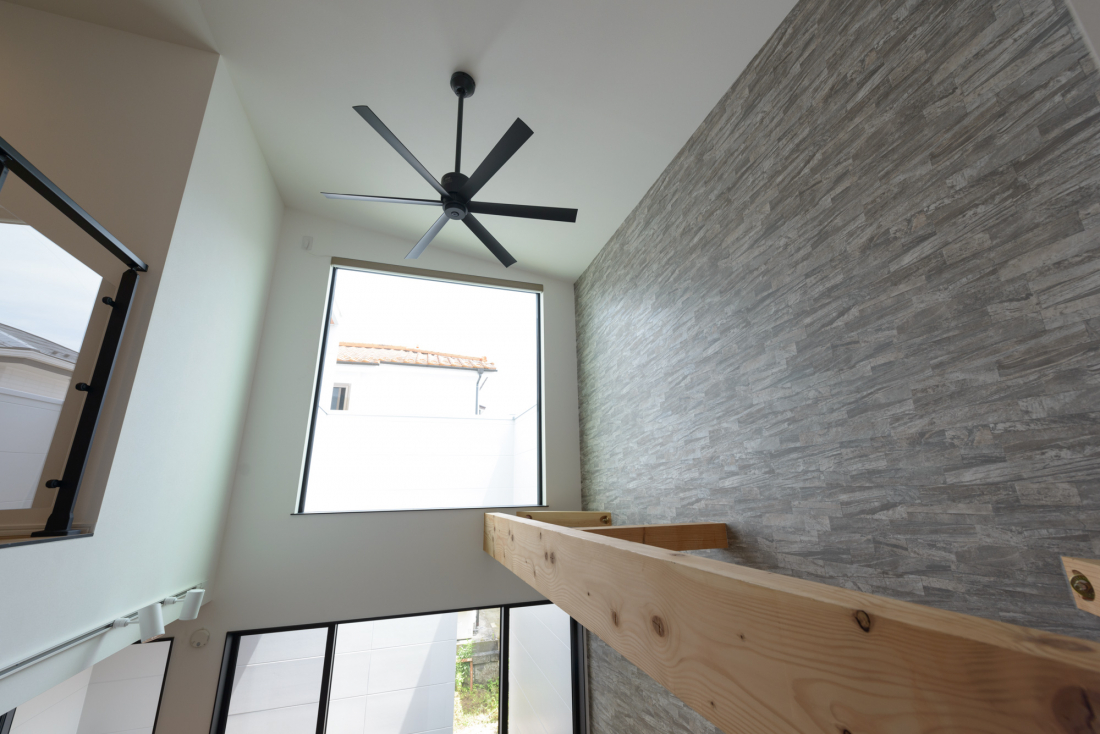 吹き抜け天井の住宅