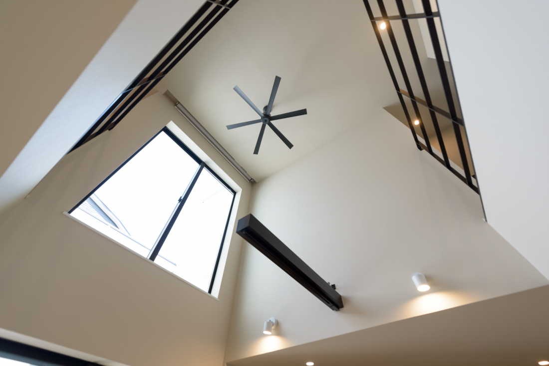 吹き抜け天井の住宅