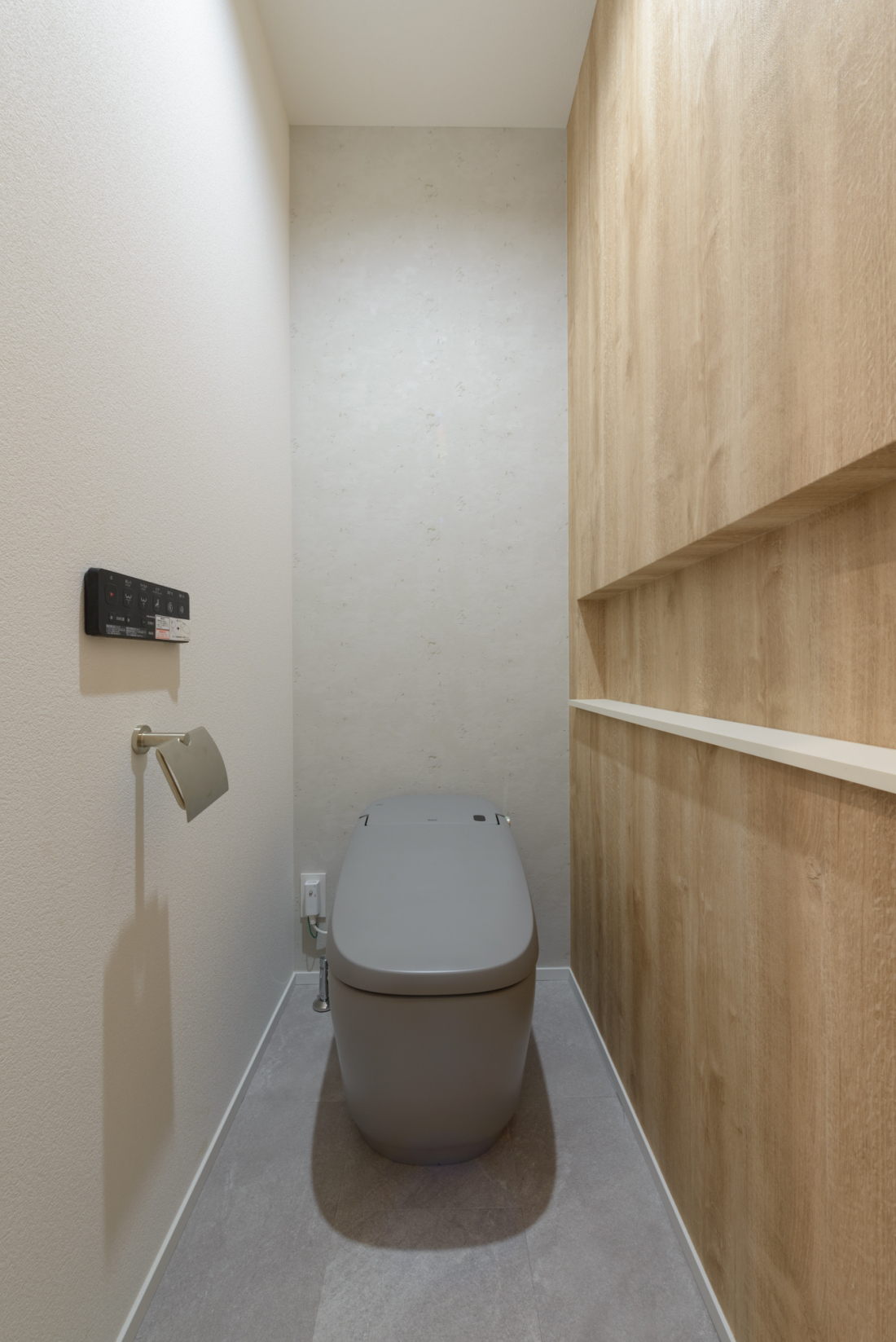 おしゃれ間を引き立たせるグレーのトイレ