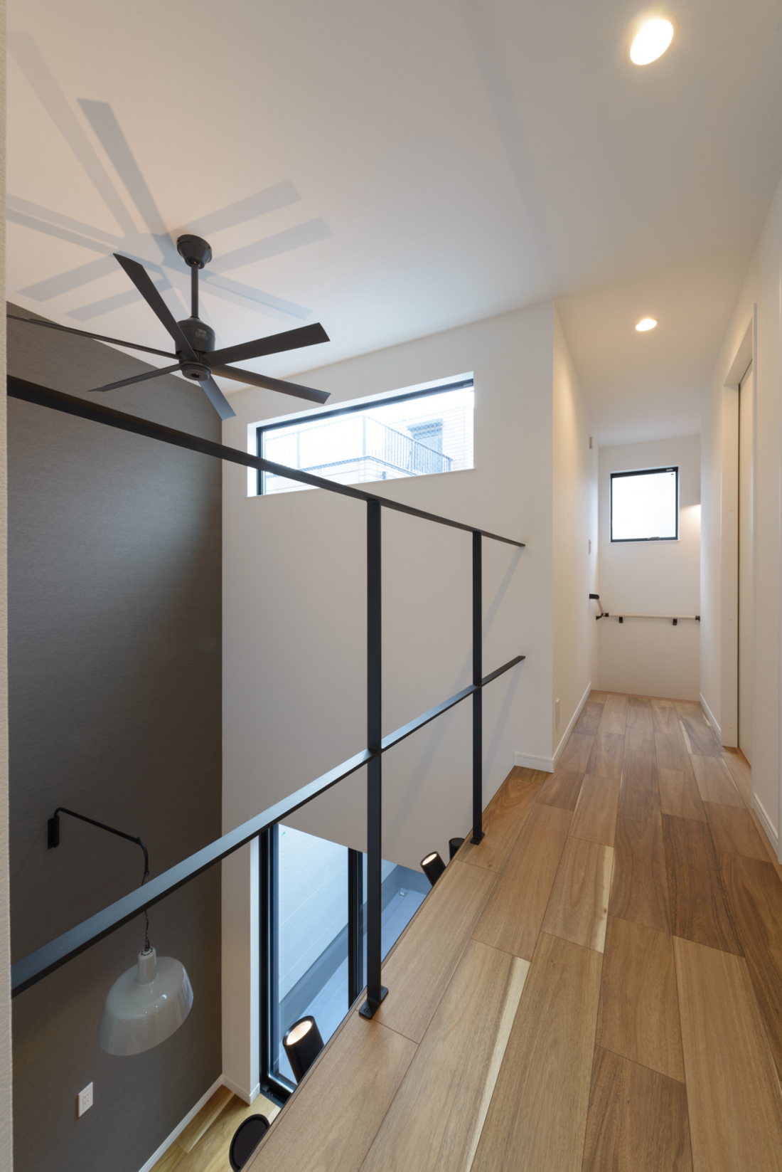 2階ホールからの開放感は吹き抜け天井ならでは