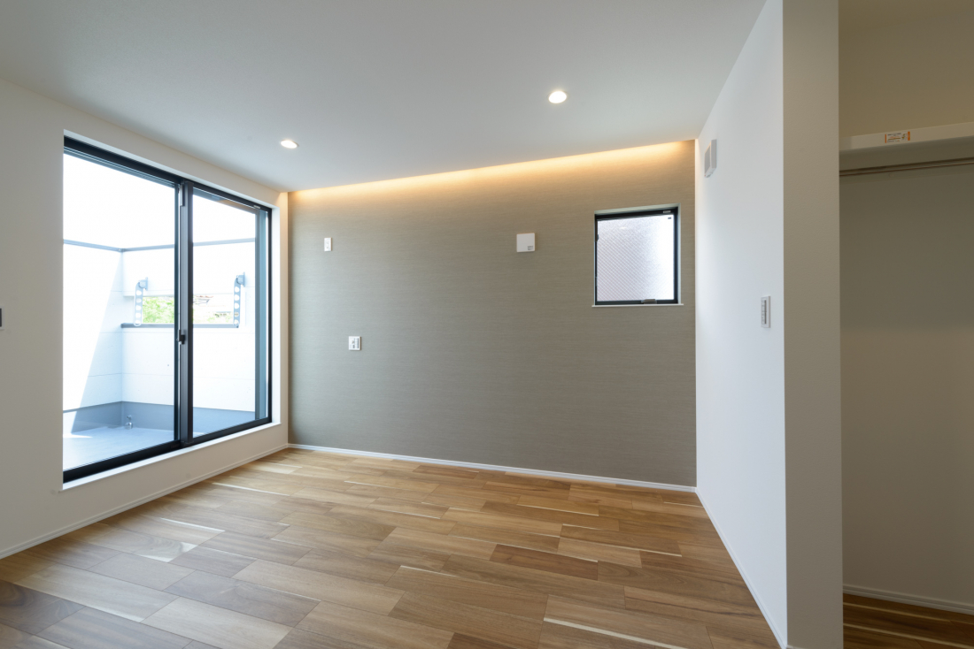 アクセントと間接照明で落ち着きある主寝室