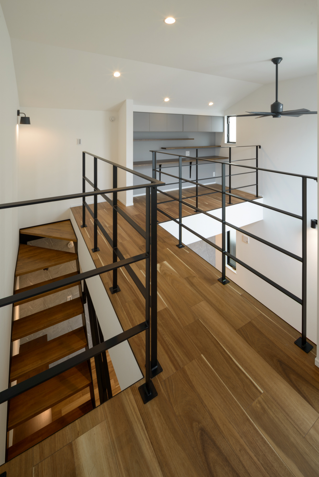 アイアン手摺で開放感のある2階廊下