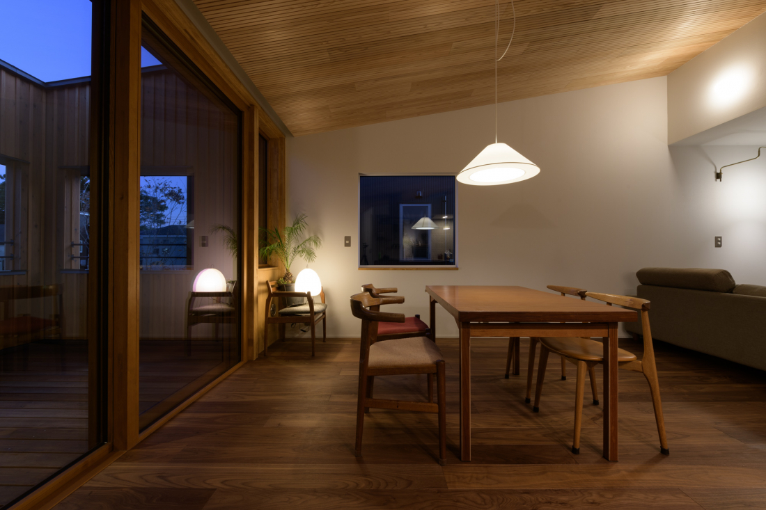 間接照明が心地いいLDK（夜）