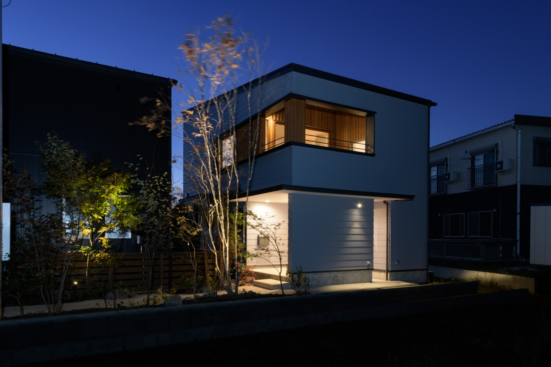 昼と夜で雰囲気がかわる外観