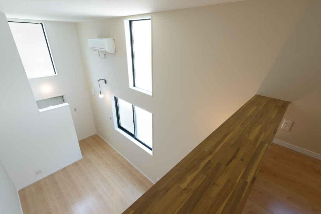 ロフトから見る洋室風景