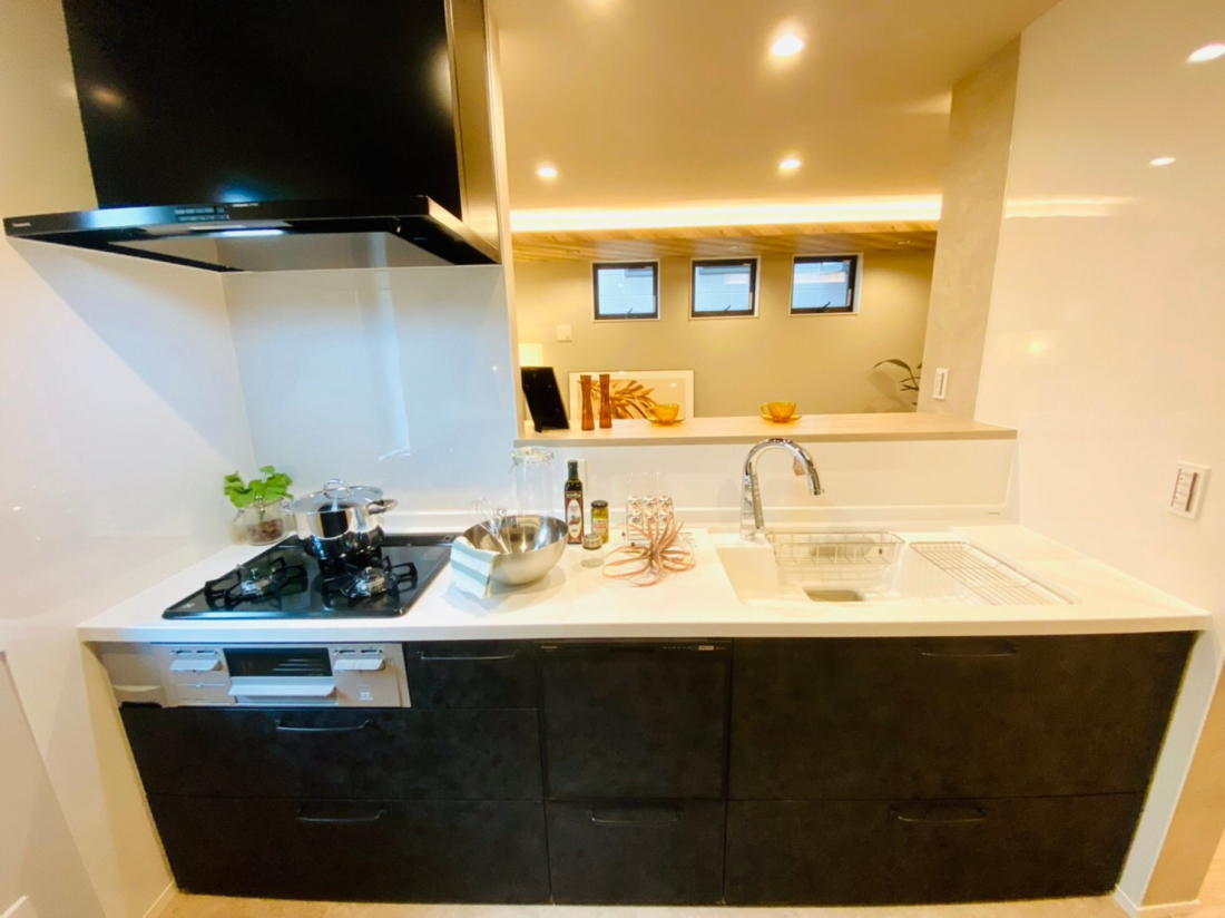 ダイニングが見渡せるキッチン