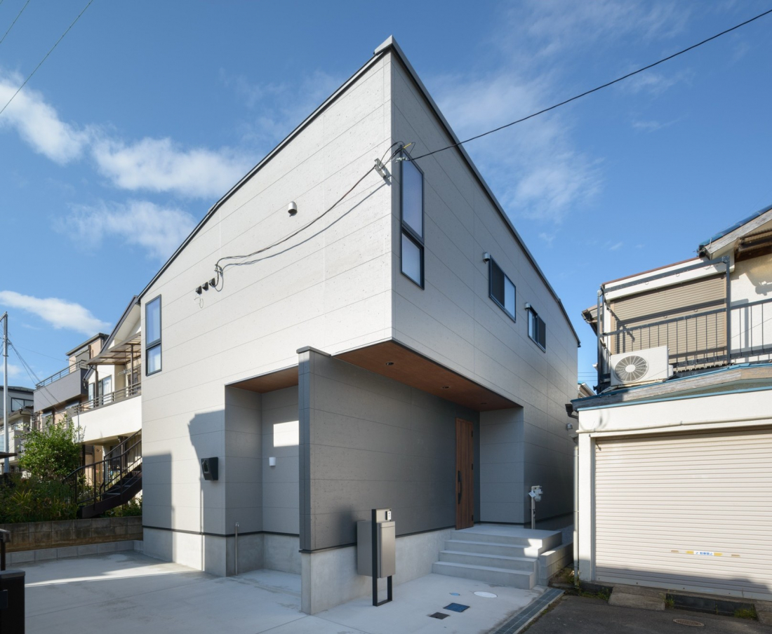 都会の隙間を活かす、コンパクトモダンな家