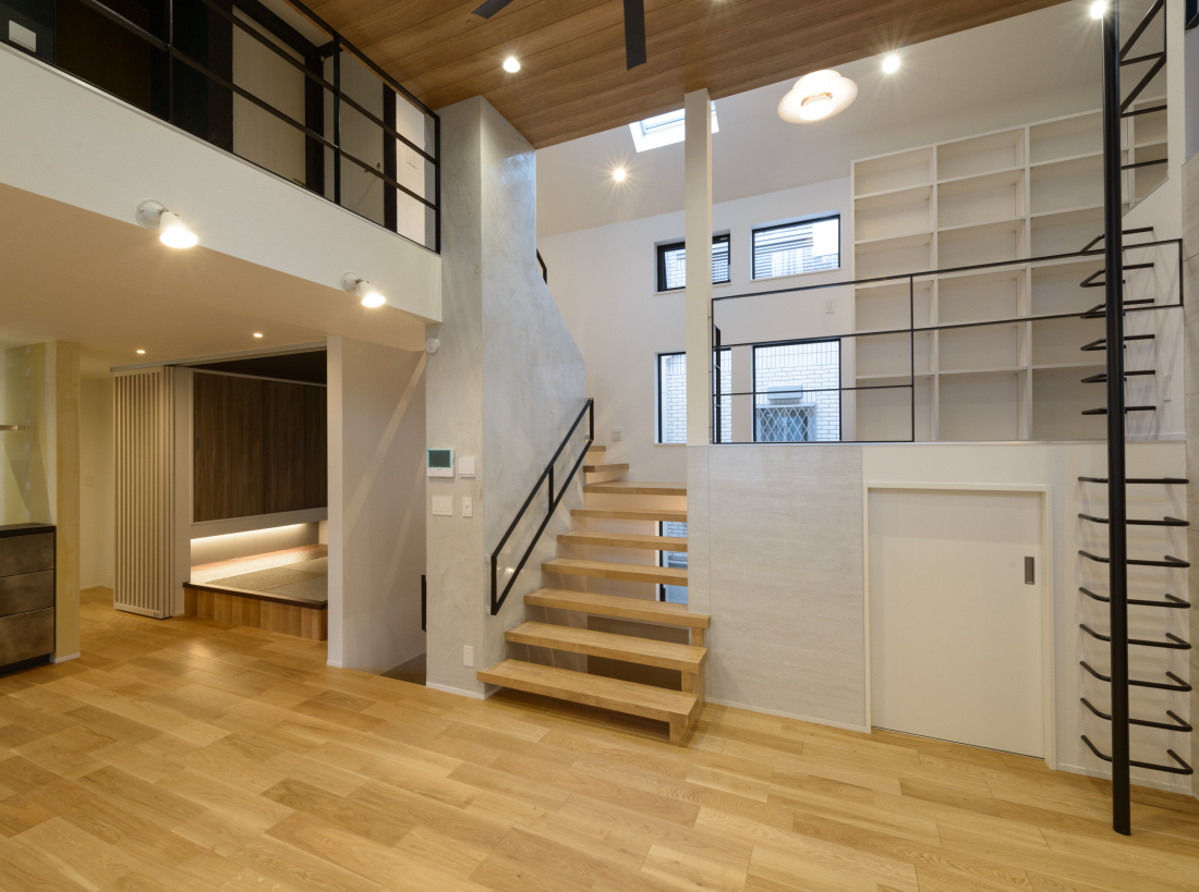 空間をつなぐスキップフロアの家